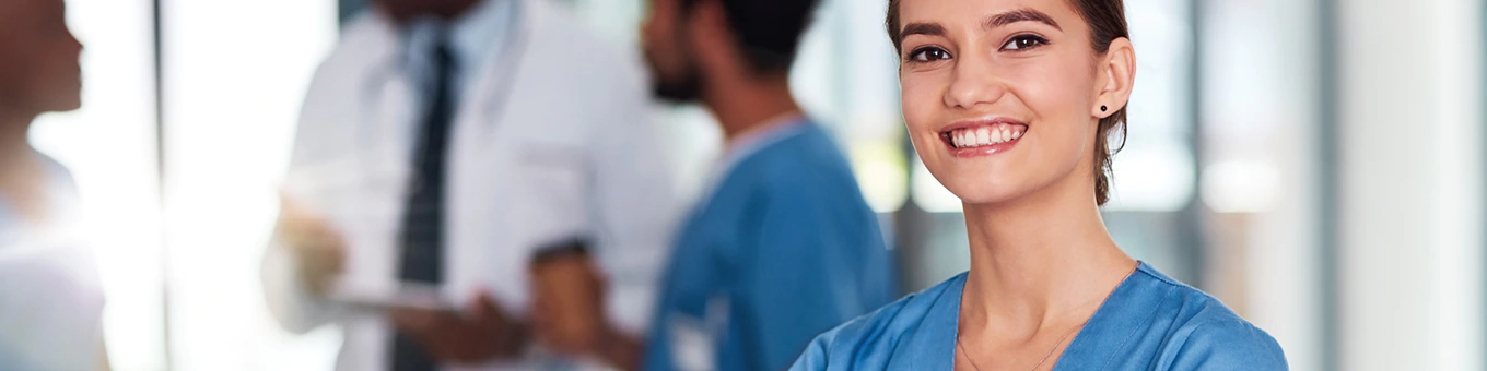 Junge Krankenschwester lächelt.